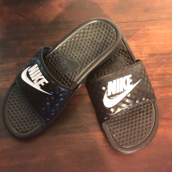 nike benassi slides size 6